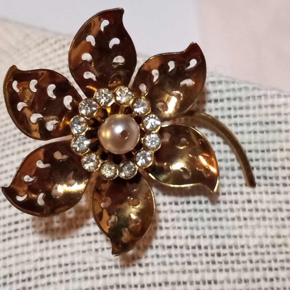 Vintage Coro flower brooch. Gold toned